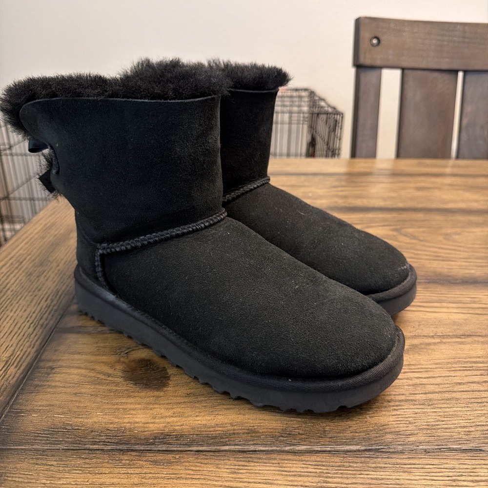 UGG Mini Bailey Bow II in Black Size 8